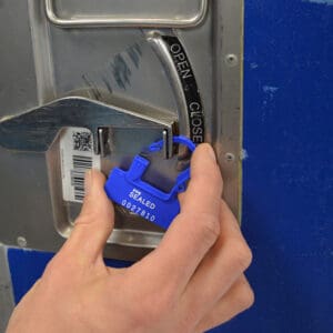 One-Piece-Padlock-Plombe in blau die mit der Hand verschlossen wird